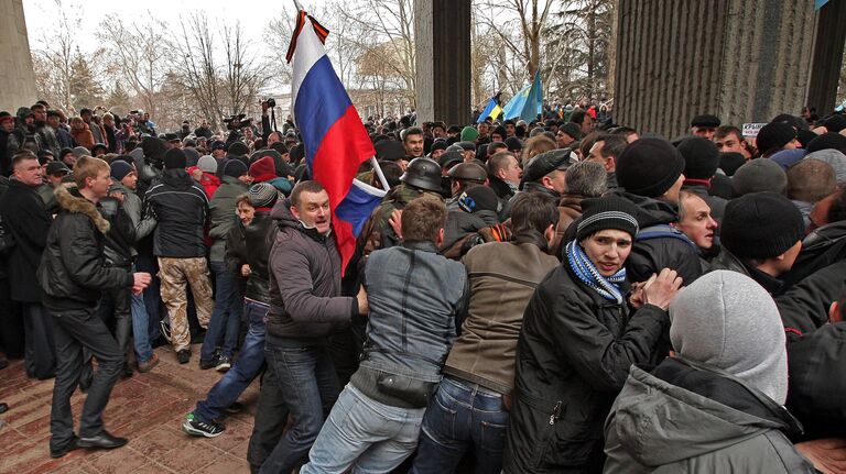 Участники митинга у здания Верховного совета Крыма в Симферополе