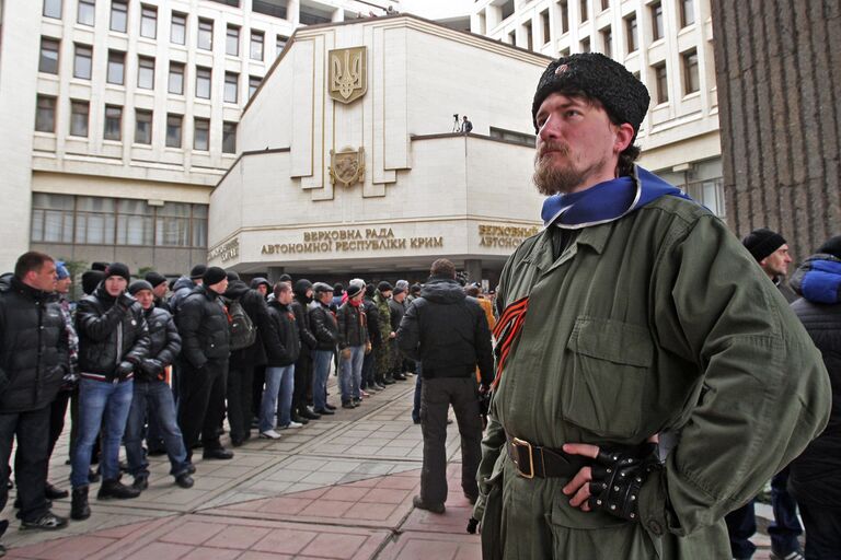 Участники митинга у здания Верховного совета Крыма в Симферополе