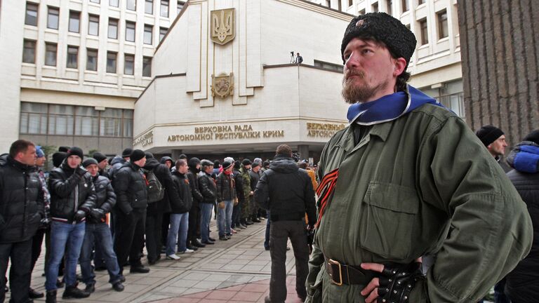 Участники митинга у здания Верховного совета Крыма в Симферополе