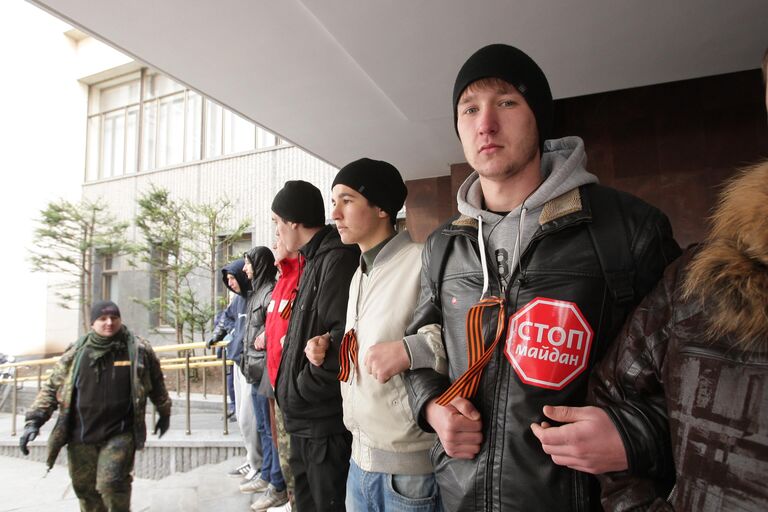 Участники митинга у здания Верховного совета Крыма в Симферополе