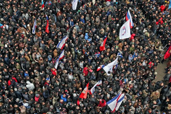 Участники митинга у здания Верховного совета Крыма в Симферополе