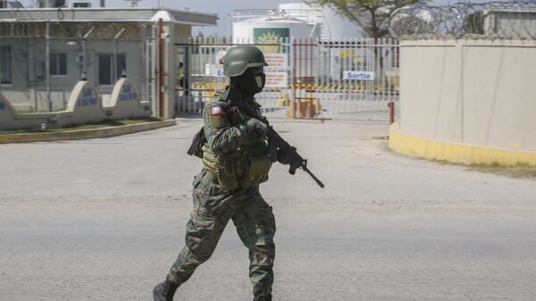 Военнослужащий во время беспорядков Порт-о-Пренсе, Гаити