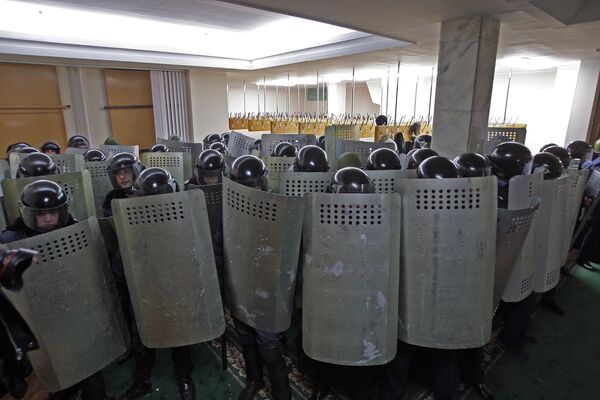 Сотрудники милиции в здании Верховного совета Крыма в Симферополе