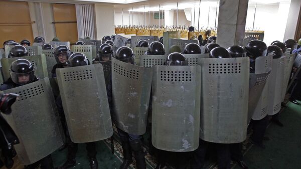 Сотрудники милиции в здании Верховного совета Крыма в Симферополе