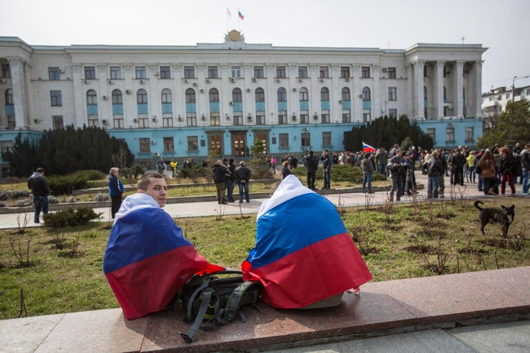 Участники пророссийского митинга у здания Вреховного совета Крыма