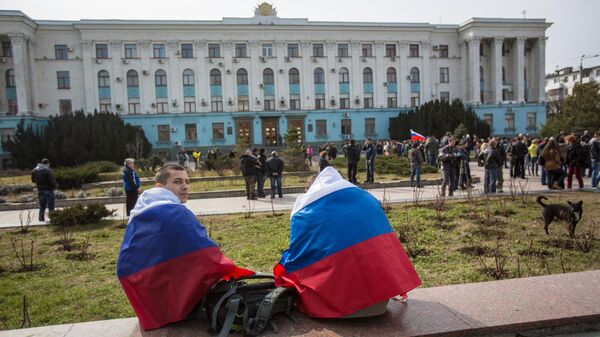 Участники пророссийского митинга у здания Вреховного совета Крыма
