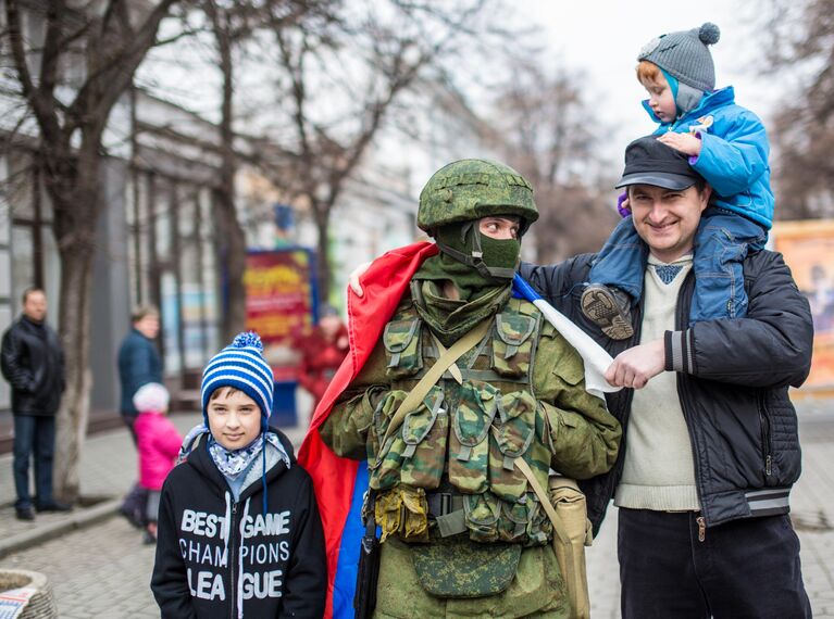 Жители Симферополя фотографируются с военным