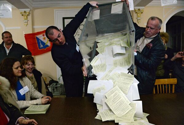 Сотрудники одного из избирательных участков в Севастополе подсчитывают голоса по итогам референдума о статусе Крыма