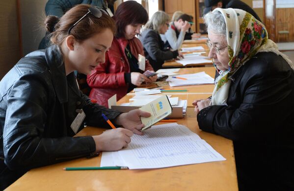 Жители Симферополя на одном из избирательных участков во время голосования на референдуме о статусе Крыма