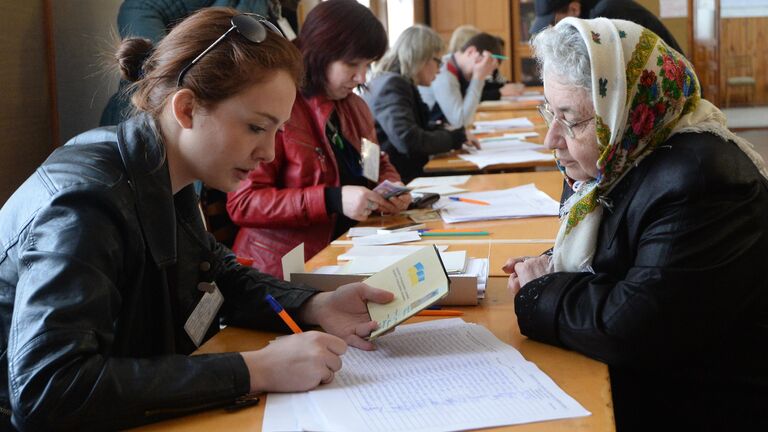 Жители Симферополя на одном из избирательных участков во время голосования на референдуме о статусе Крыма