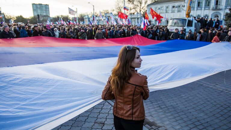 Участники митинга в поддержку России на центральной площади Евпатории