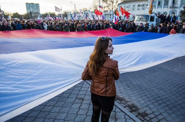 Участники митинга в поддержку России на центральной площади Евпатории
