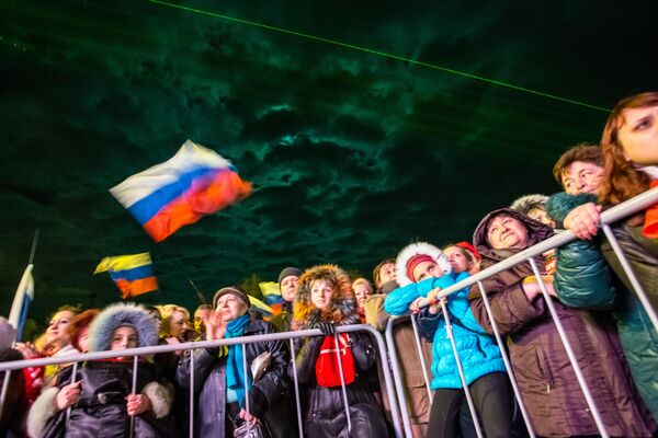 Жители Симферополя на концерте Крым-Весна, который проходит на площади Ленина в центре города, в день голосования на референдуме о статусе Крыма