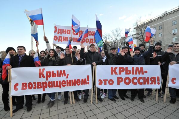 Участники митинга в Ростове-на-Дону в поддержку итогов референдума в Крыму и братского украинского народа