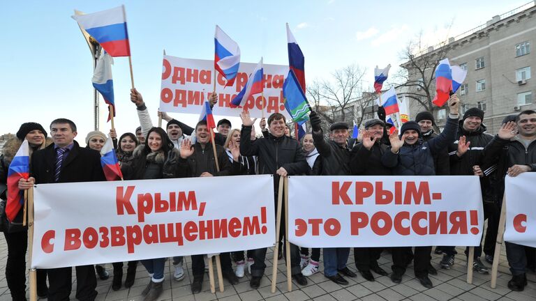 Участники митинга в Ростове-на-Дону в поддержку итогов референдума в Крыму и братского украинского народа