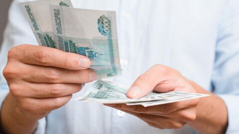 Мужчина считает деньги Мужчина считает деньги