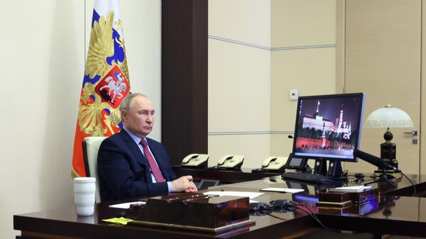 Президент РФ Владимир Путин в режиме видеоконференции проводит совещание с членами правительства РФ. Архивное фото