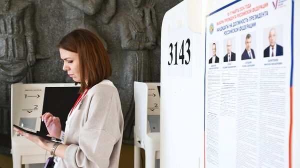 Член участковой избирательной комиссии работает на выборах президента России на избирательном участке в Москве