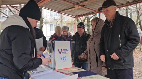 Последний день досрочного голосования в прифронтовых районах ЛНР