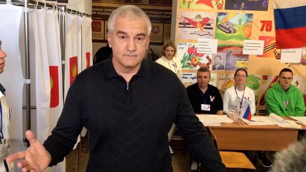 Глава Крыма Сергей Аксенов на избирательном участке