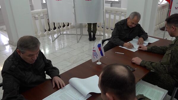Шойгу и Герасимов  на избирательном участке Южного военного округа