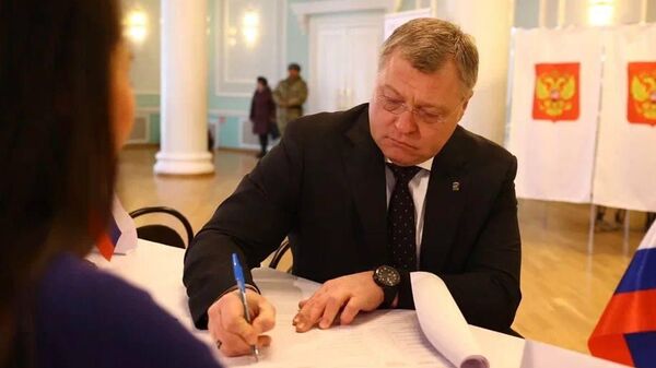 Губернатор Астраханской области Игорь Бабушкин проголосовал на выборах Президента России