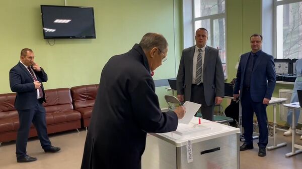 Лавров на одном из избирательных участков в центре Москвы