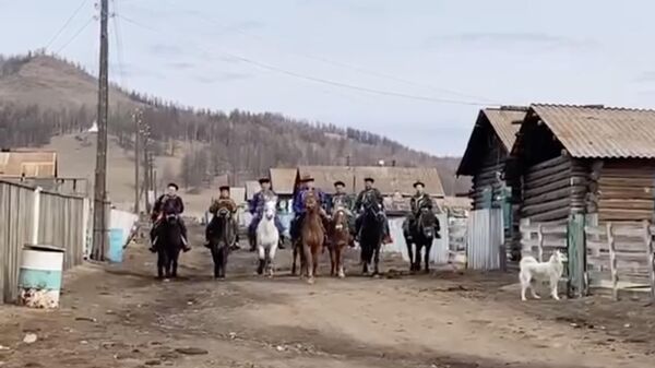 Жители улуса Улентуй на УИК № 215 приехали на лошадях и в национальных костюмах
