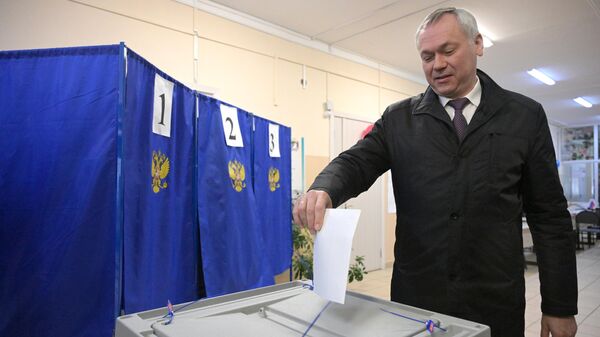 Губернатор Новосибирской области Андрей Травников голосует на выборах президента России на одном из избирательных участков в Новосибирске