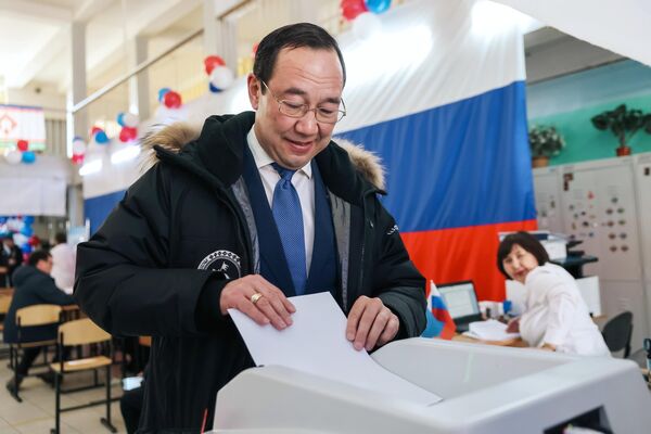Глава Республики Саха (Якутия) Айсен Николаев голосует на выборах президента России на избирательном участке в Якутске