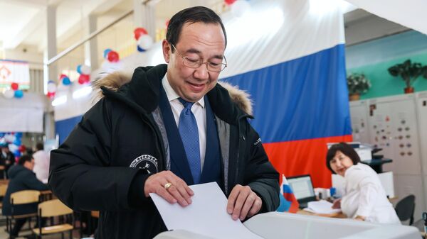 Глава Республики Саха (Якутия) Айсен Николаев голосует на выборах президента России на избирательном участке в Якутске