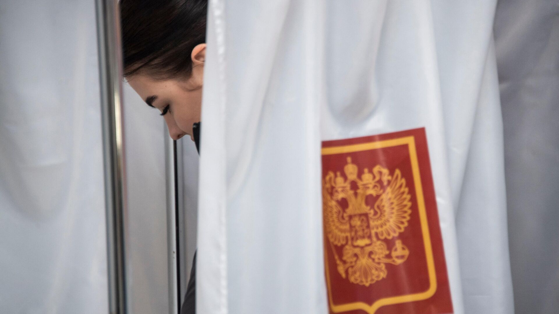 Женщина голосует на выборах президента РФ на избирательном участке - РИА Новости, 1920, 15.03.2024