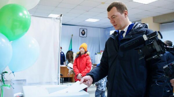  Глава Хабаровского края Михаил Дегтярев голосует на выборах президента России