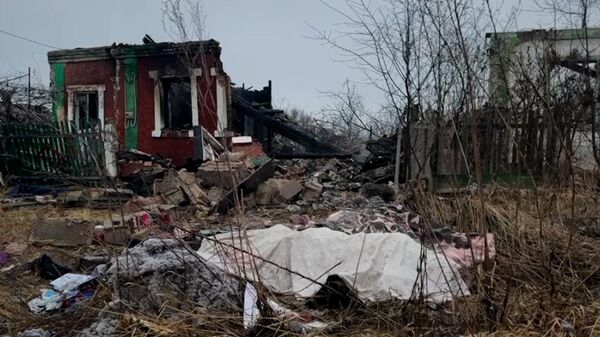 Последствия обстрела частного дома в Донецке