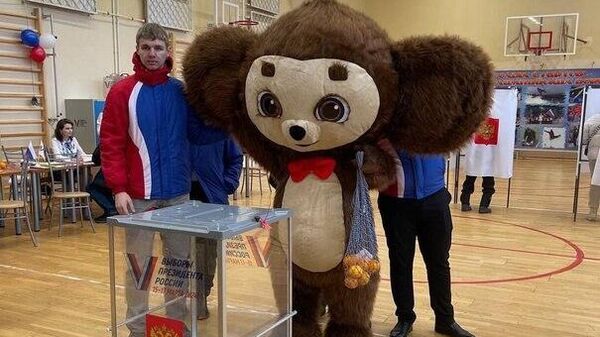 Жительница Югры проголосовала на выборах президента РФ в костюме Чебурашки