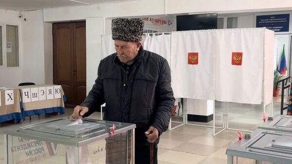 Заирбег Усманов во время голосования на выборах президента России