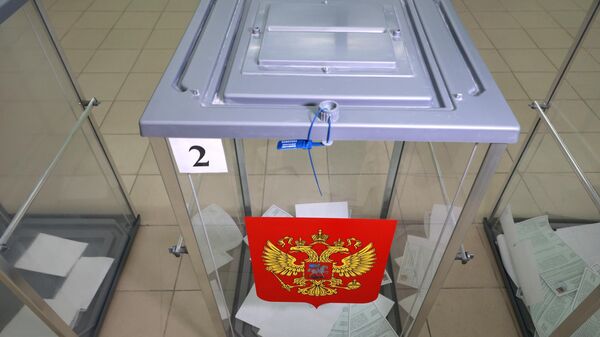 Урна для голосования на выборах президента России на избирательном участке в Макеевке, ДНР