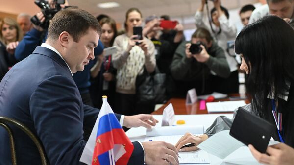 Губернатор Омской области Виталий Хоценко принимает участие в голосовании на выборах президента России