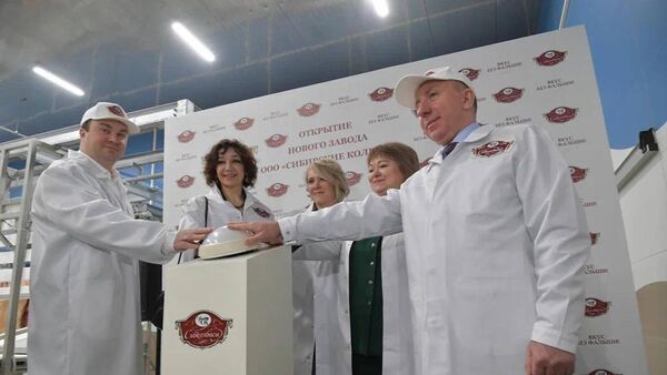 Губернатор Омской области Виталий Хоценко принял участие в пуске нового производственного корпуса завода колбасных изделий и полуфабрикатов в Омске