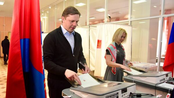 Губернатор Орловской области Андрей Клычков вместе с супругой голосует на выборах президента России