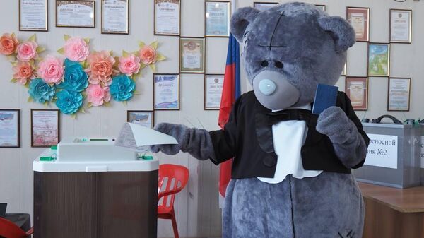 Избиратель в костюме медведя на избирательном участке в Старополтавском районе
