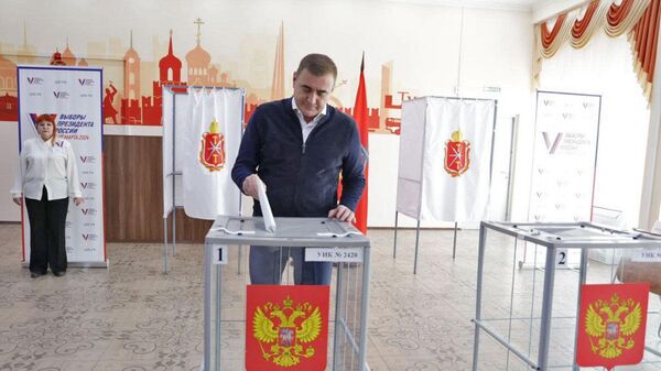Губернатор Тульской области Алексей Дюмин голосует на выборах президента России