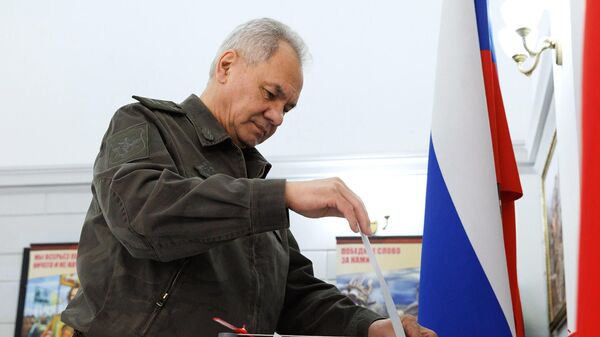 Министр обороны РФ Сергей Шойгу голосует на выборах президента России