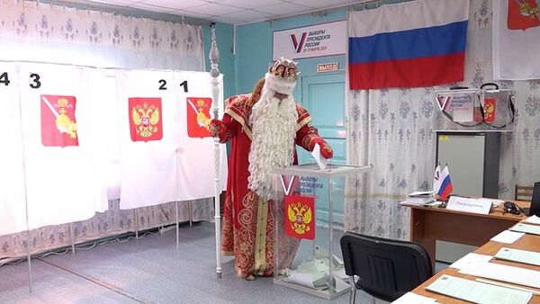 Дед Мороз из Великого Устюга голосует на выборах президента