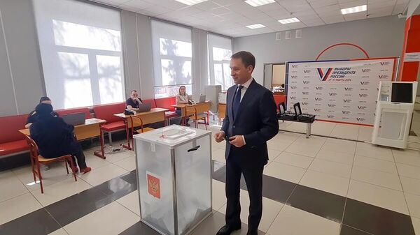 Министр природных ресурсов и экологии РФ Александр Козлов голосует на выборах президента России