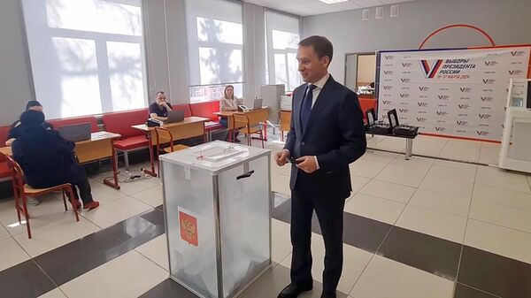 Министр природных ресурсов и экологии РФ Александр Козлов голосует на выборах президента России