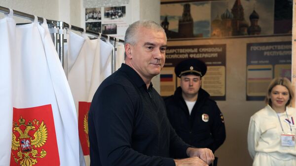 Глава Республики Крым Сергей Аксенов голосует на выборах президента России на избирательном участке в Симферополе