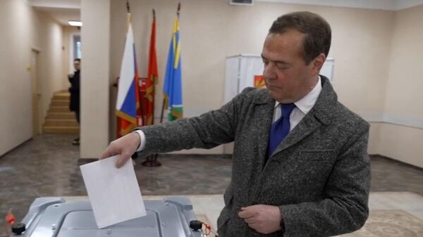 Дмитрий Медведев на избирательном участке