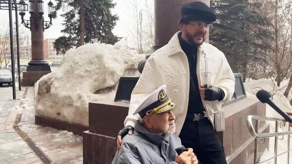 Филипп Киркоров вместе с отцом Бедросом Киркоровым у избирательного участка в Москве