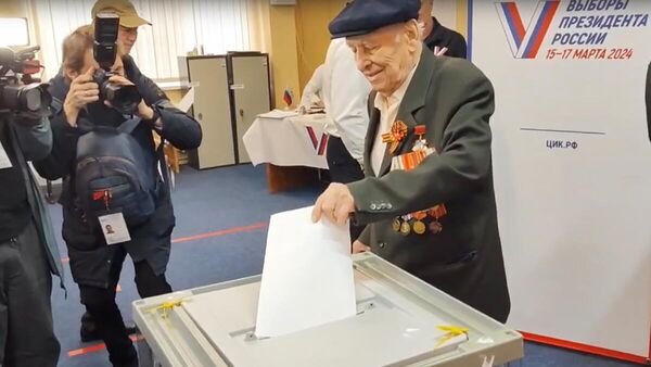 103-летний ветеран Великой Отечественной войны Иван Иванович Курбаков голосует на выборах президента России. 15 марта 2024